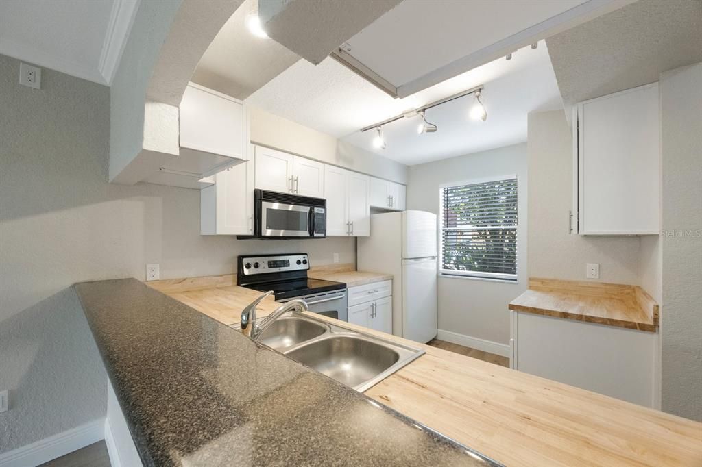 Active With Contract: $173,000 (2 beds, 2 baths, 901 Square Feet)