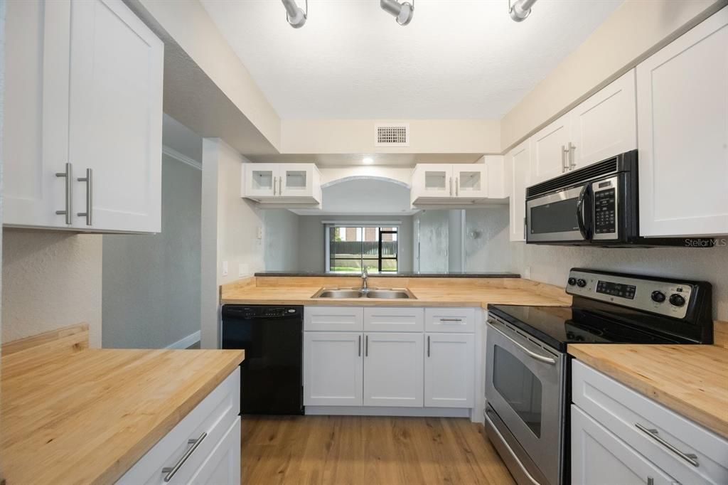 Active With Contract: $173,000 (2 beds, 2 baths, 901 Square Feet)