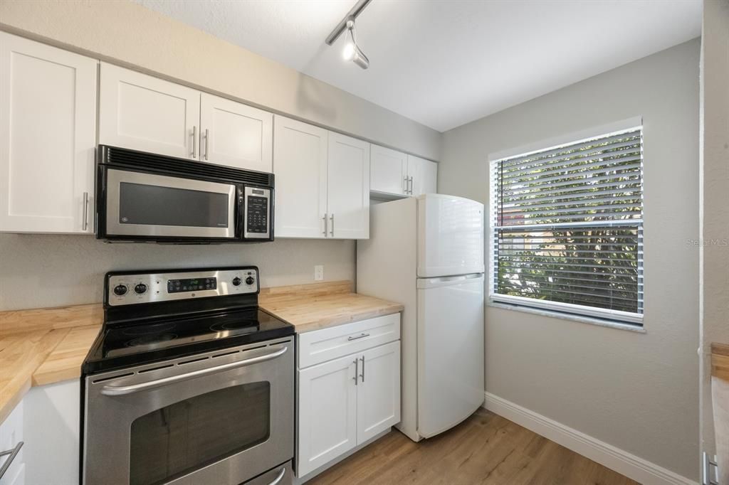 Active With Contract: $173,000 (2 beds, 2 baths, 901 Square Feet)