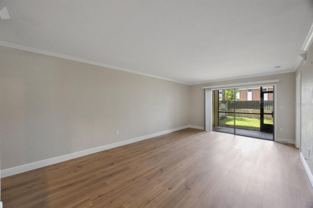 Active With Contract: $173,000 (2 beds, 2 baths, 901 Square Feet)