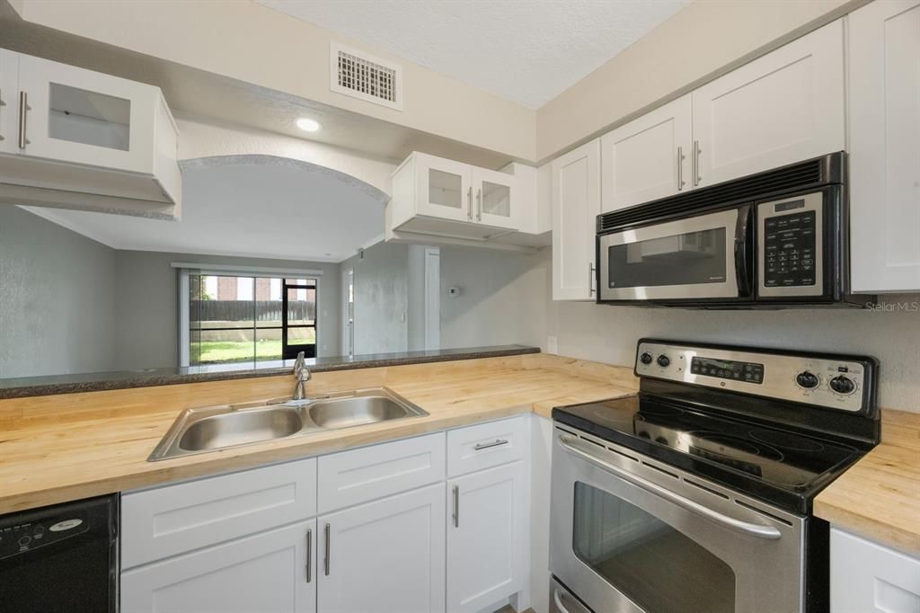 Active With Contract: $173,000 (2 beds, 2 baths, 901 Square Feet)