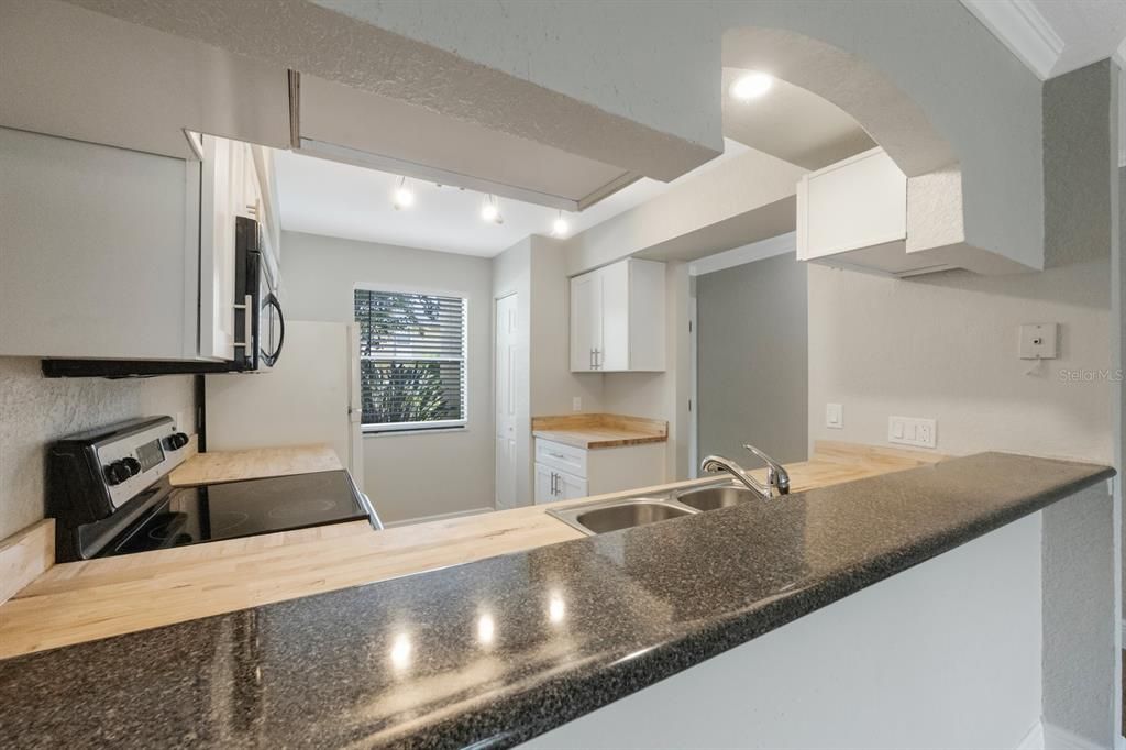 Active With Contract: $173,000 (2 beds, 2 baths, 901 Square Feet)