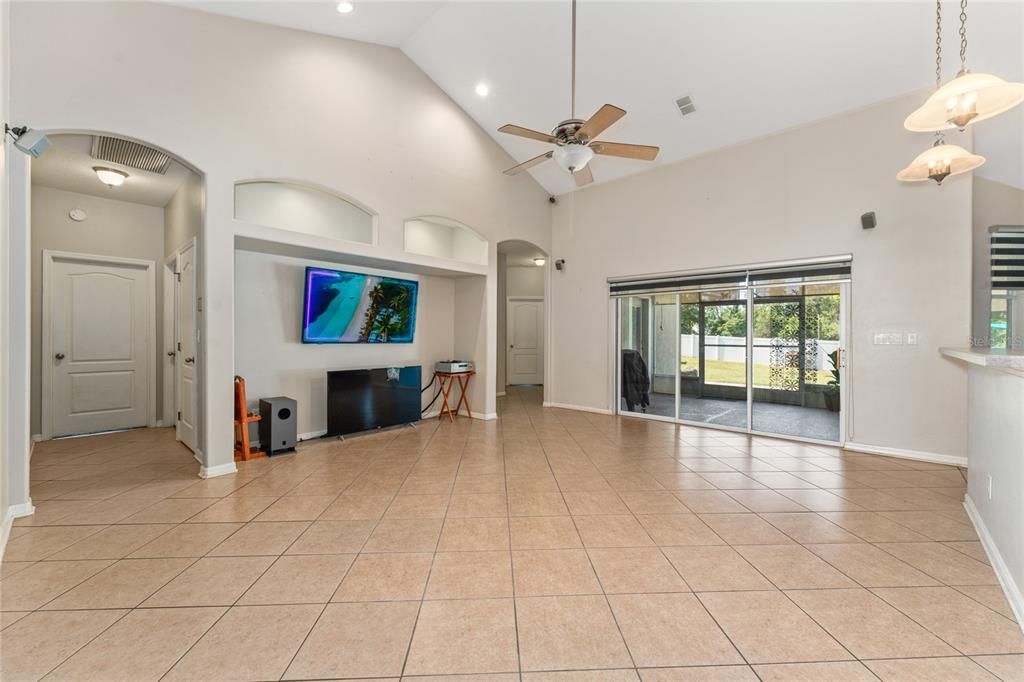 Под контрактом: $399,990 (4 спален, 3 ванн, 2579 Квадратных фут)