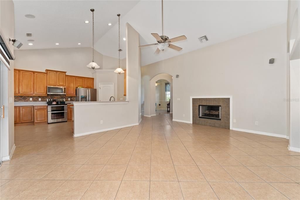 Под контрактом: $399,990 (4 спален, 3 ванн, 2579 Квадратных фут)