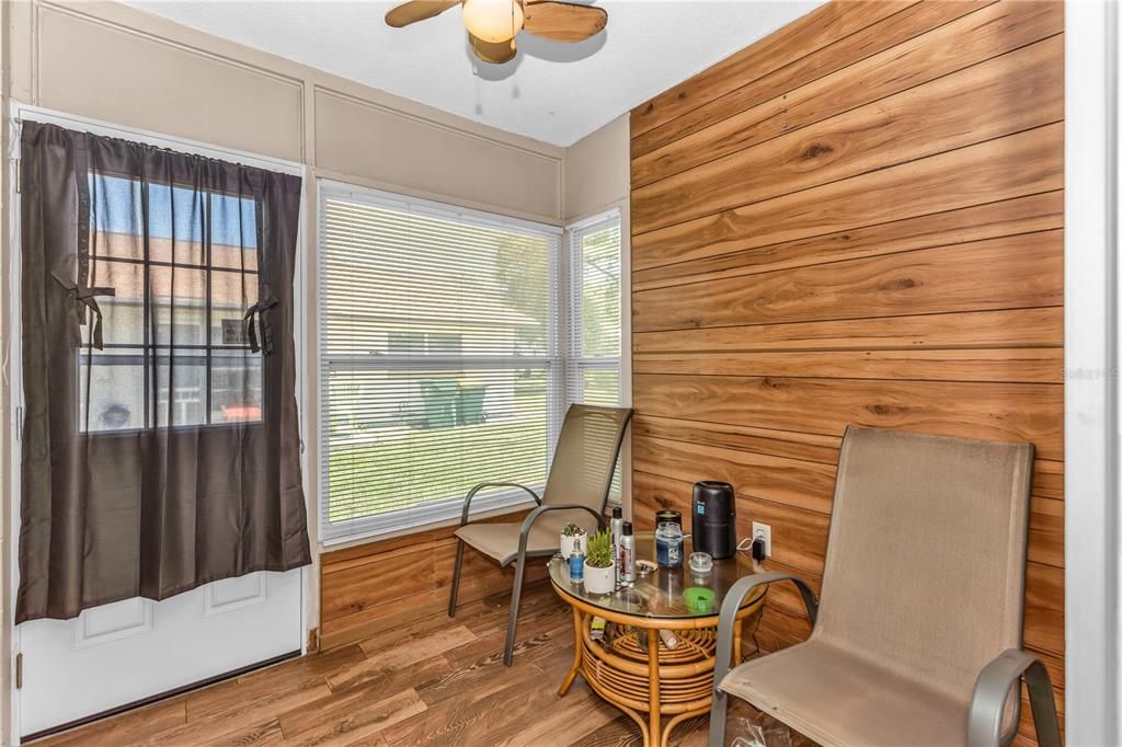 На продажу: $170,000 (2 спален, 2 ванн, 979 Квадратных фут)