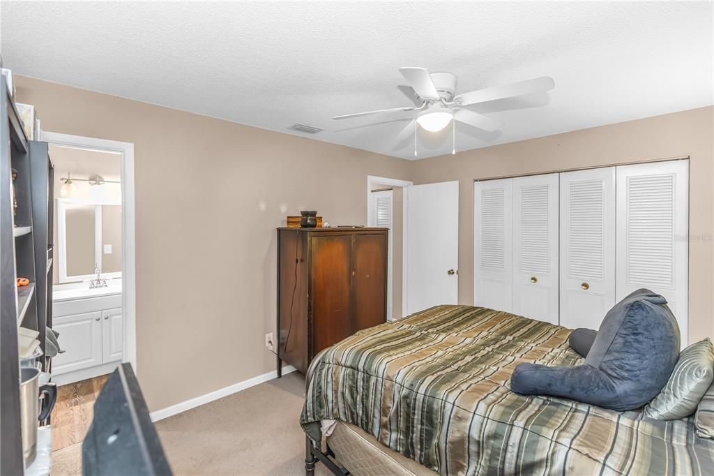 На продажу: $170,000 (2 спален, 2 ванн, 979 Квадратных фут)