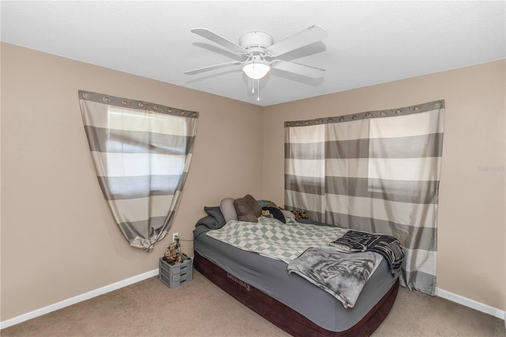 На продажу: $170,000 (2 спален, 2 ванн, 979 Квадратных фут)