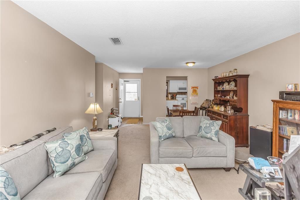 На продажу: $170,000 (2 спален, 2 ванн, 979 Квадратных фут)