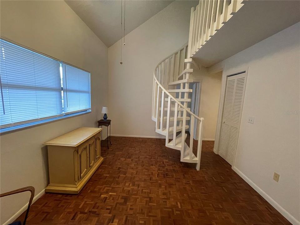 合同活跃: $114,900 (2 贝兹, 1 浴室, 687 平方英尺)