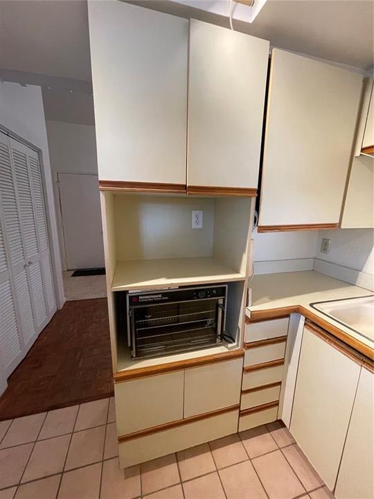 合同活跃: $114,900 (2 贝兹, 1 浴室, 687 平方英尺)