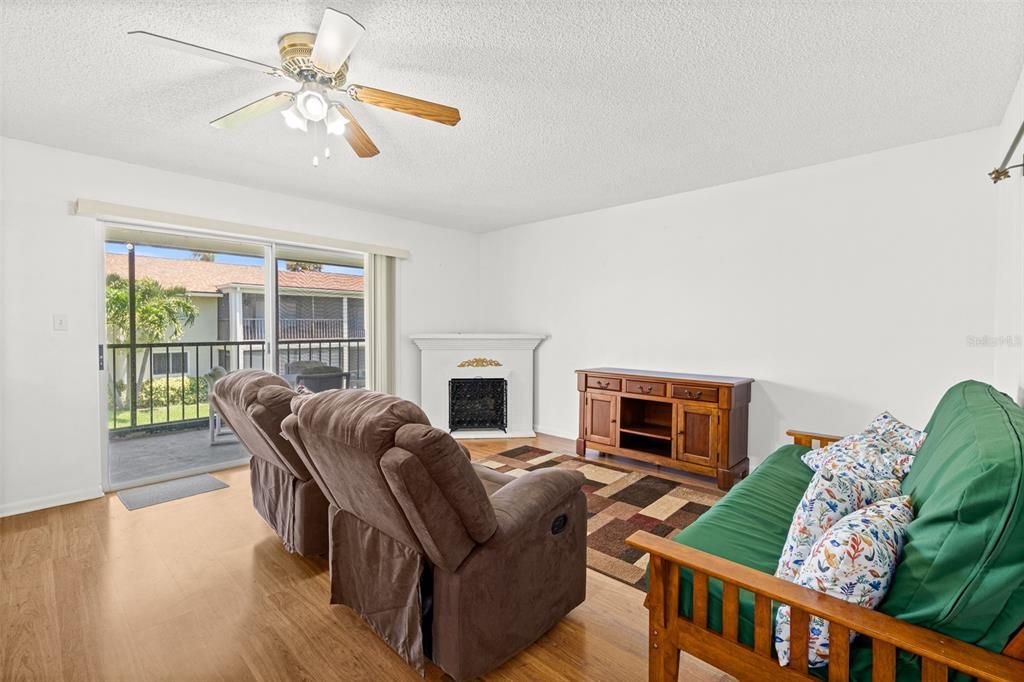 En Venta: $223,500 (2 camas, 2 baños, 1137 Pies cuadrados)