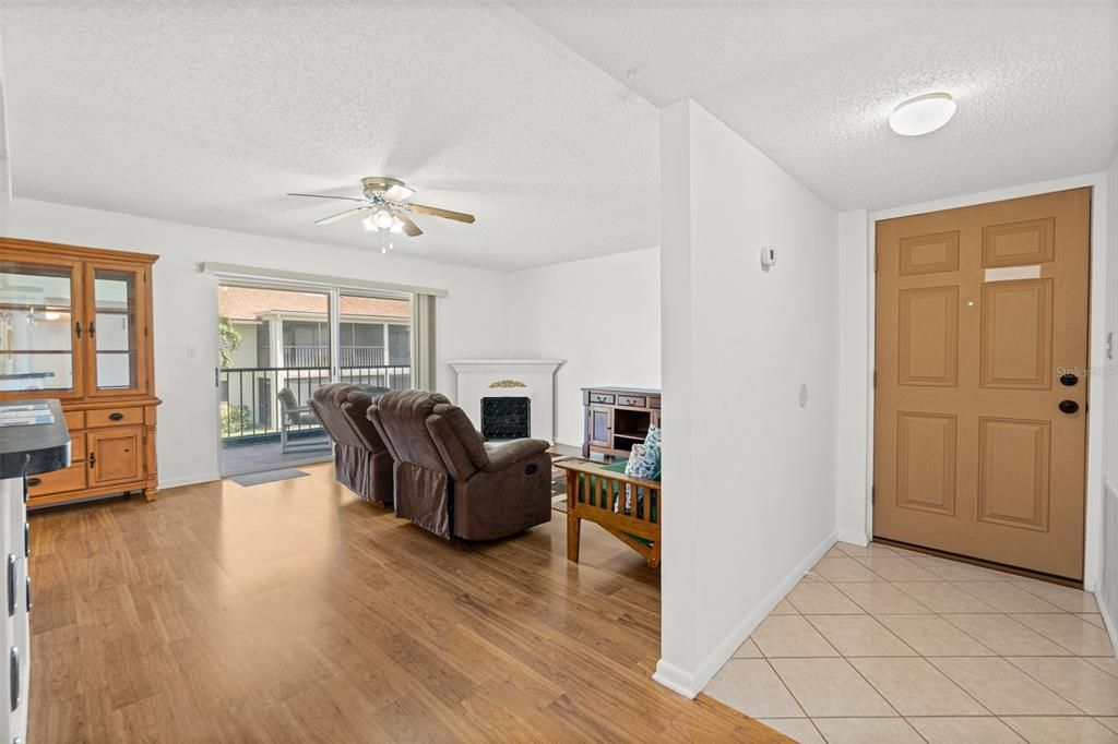 En Venta: $223,500 (2 camas, 2 baños, 1137 Pies cuadrados)