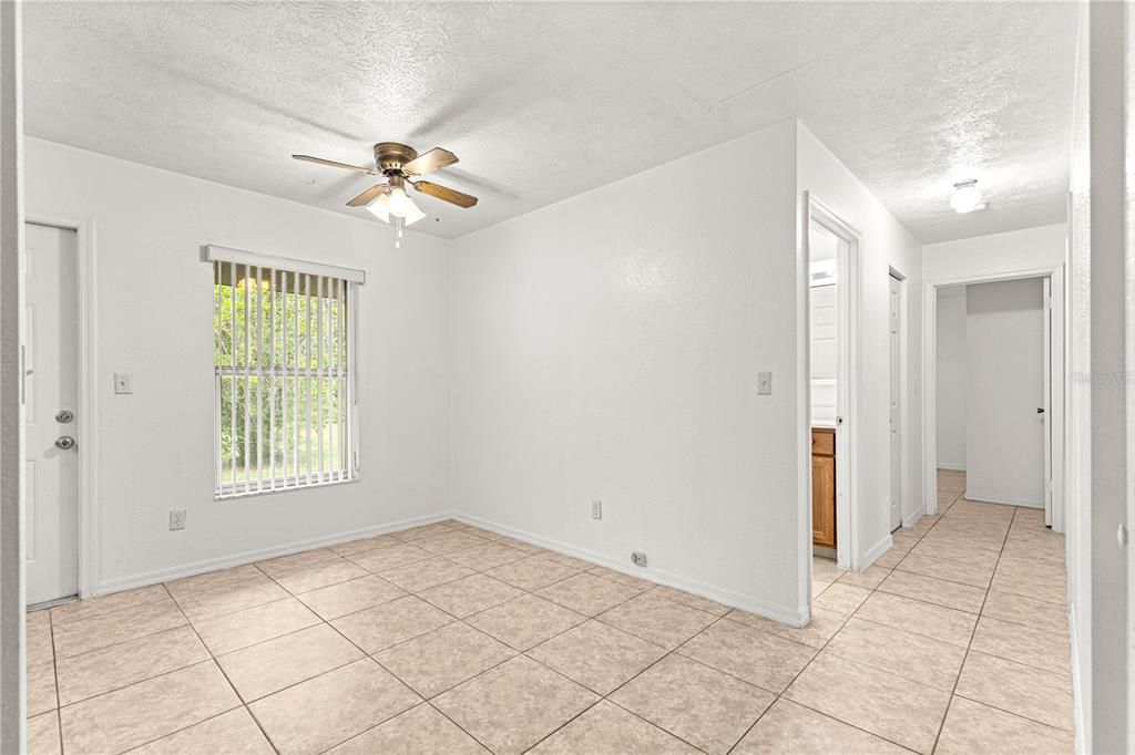 Под контрактом: $180,000 (3 спален, 1 ванн, 1373 Квадратных фут)