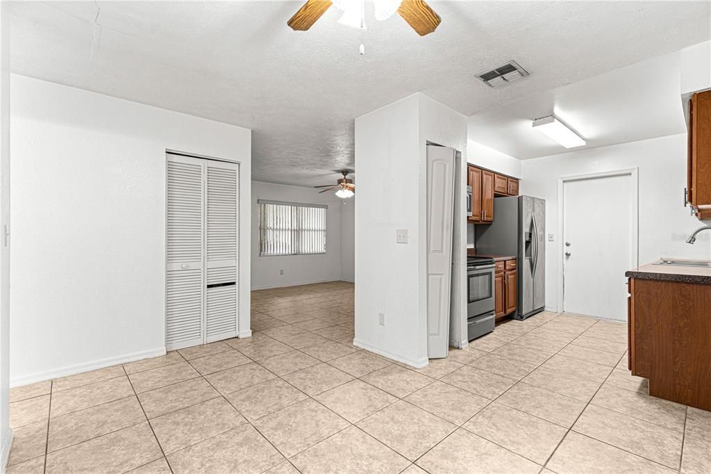 Под контрактом: $180,000 (3 спален, 1 ванн, 1373 Квадратных фут)