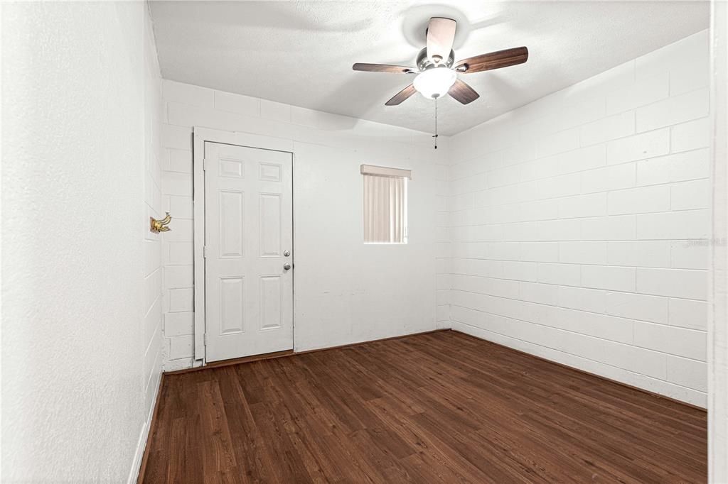 Под контрактом: $180,000 (3 спален, 1 ванн, 1373 Квадратных фут)