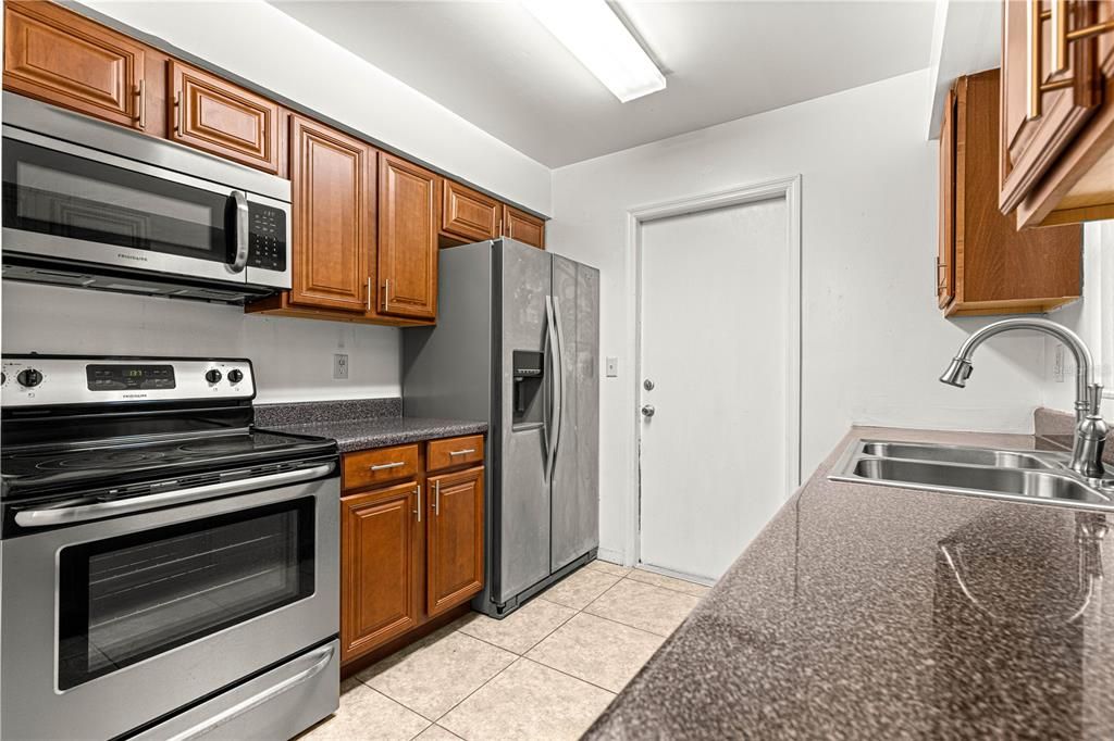 Под контрактом: $180,000 (3 спален, 1 ванн, 1373 Квадратных фут)