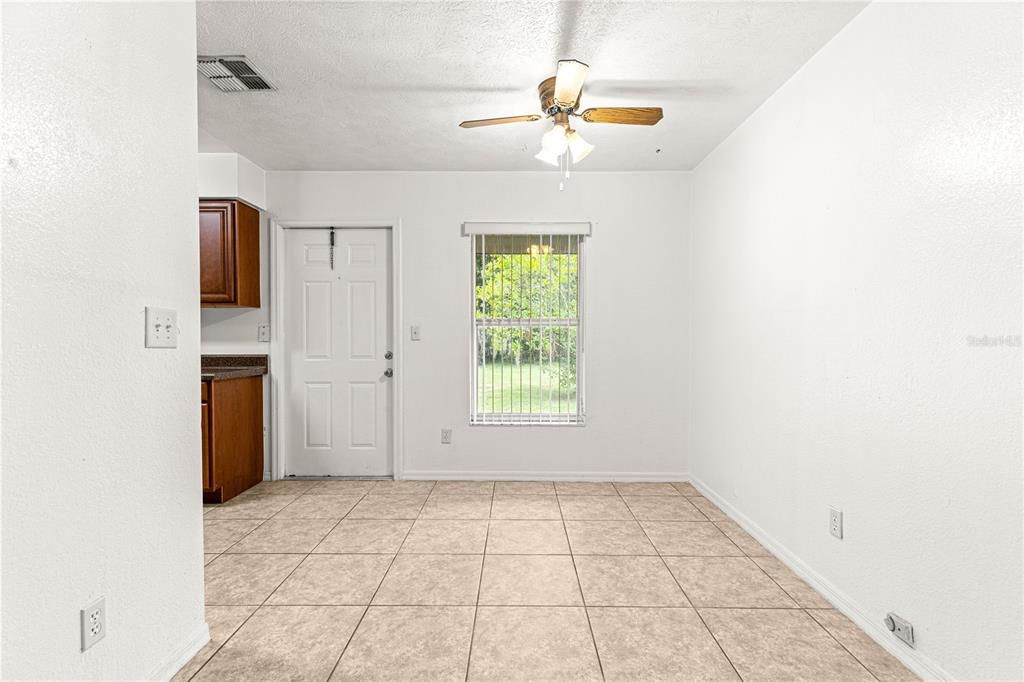 Под контрактом: $180,000 (3 спален, 1 ванн, 1373 Квадратных фут)