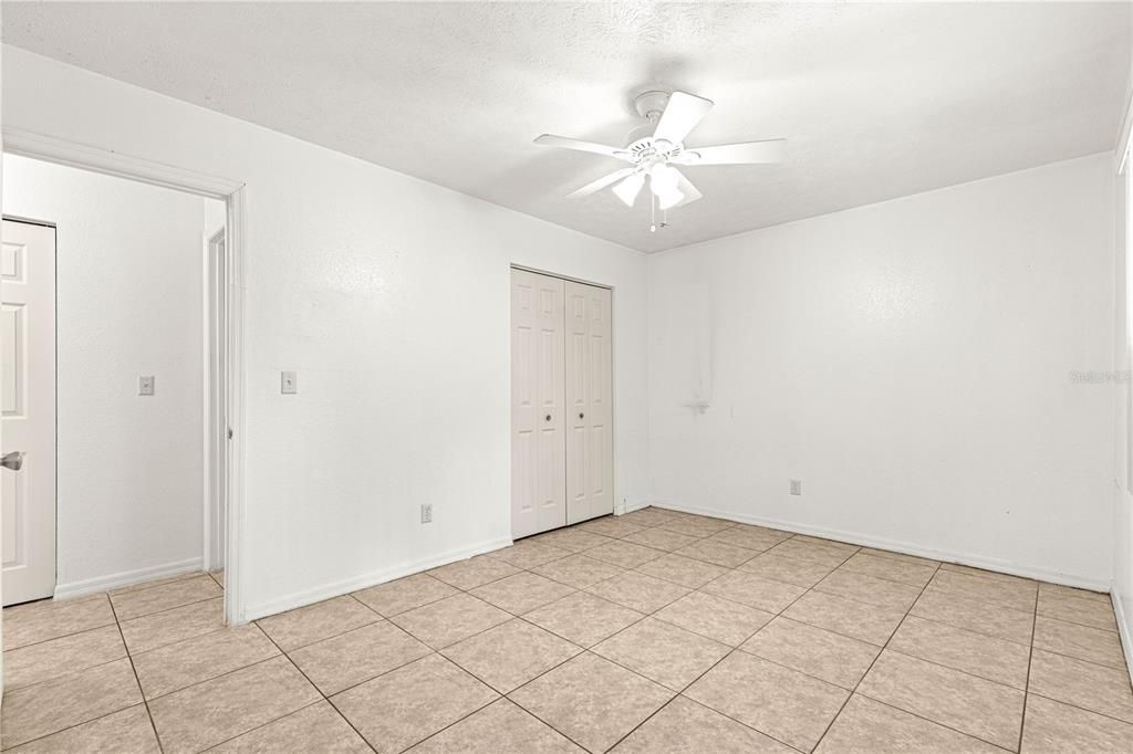 Под контрактом: $180,000 (3 спален, 1 ванн, 1373 Квадратных фут)