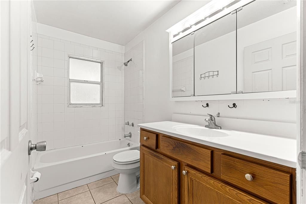 Под контрактом: $180,000 (3 спален, 1 ванн, 1373 Квадратных фут)