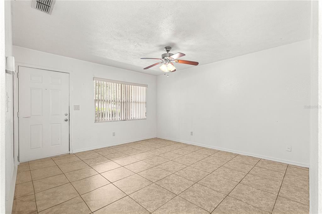 Под контрактом: $180,000 (3 спален, 1 ванн, 1373 Квадратных фут)