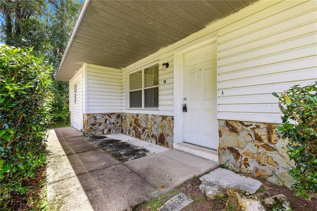 Под контрактом: $180,000 (3 спален, 1 ванн, 1373 Квадратных фут)