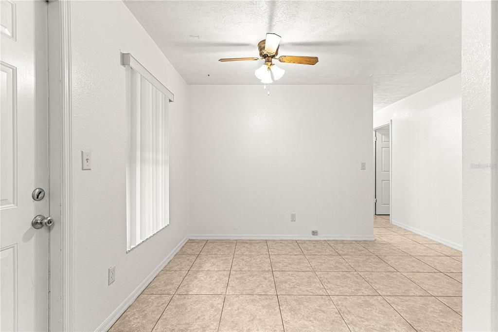 Под контрактом: $180,000 (3 спален, 1 ванн, 1373 Квадратных фут)