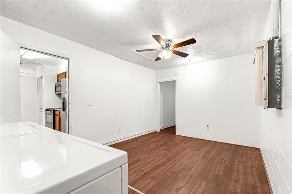 Под контрактом: $180,000 (3 спален, 1 ванн, 1373 Квадратных фут)