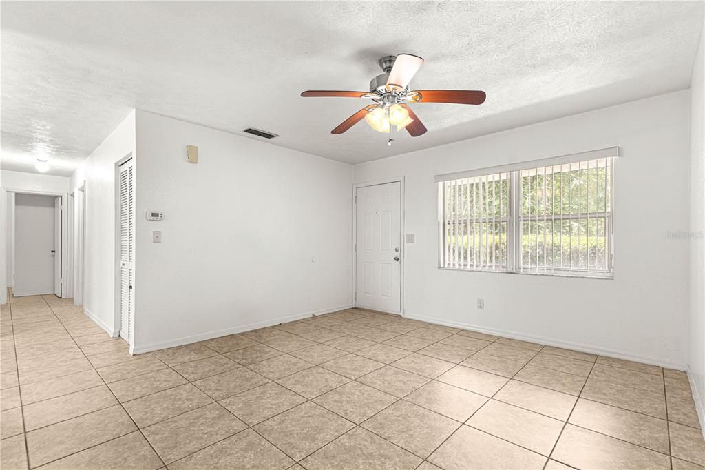 Под контрактом: $180,000 (3 спален, 1 ванн, 1373 Квадратных фут)