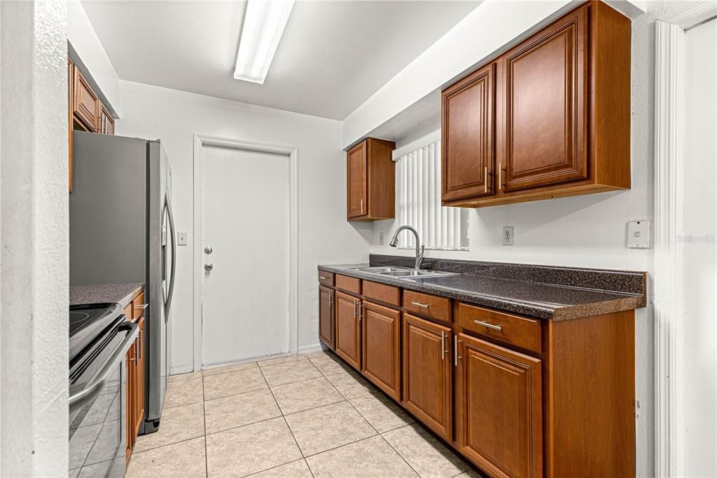 Под контрактом: $180,000 (3 спален, 1 ванн, 1373 Квадратных фут)