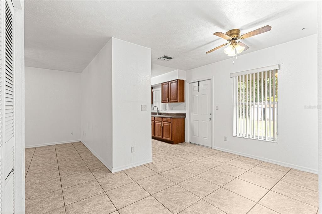 Под контрактом: $180,000 (3 спален, 1 ванн, 1373 Квадратных фут)