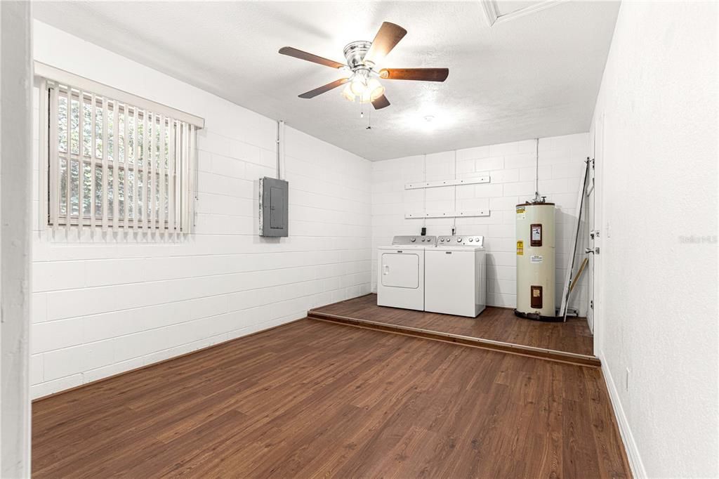 Под контрактом: $180,000 (3 спален, 1 ванн, 1373 Квадратных фут)