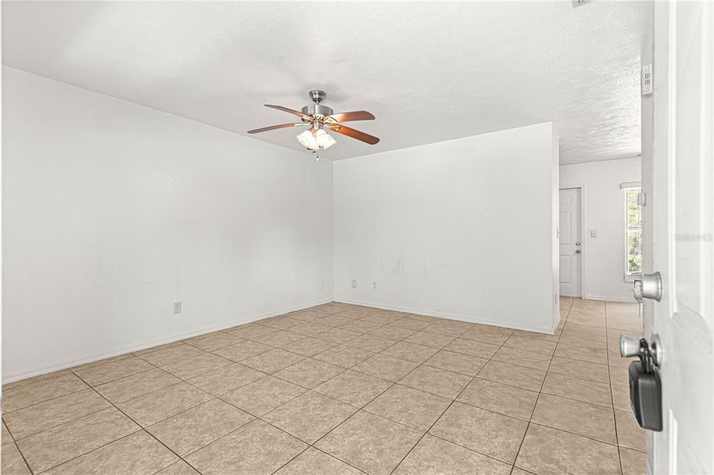 Под контрактом: $180,000 (3 спален, 1 ванн, 1373 Квадратных фут)