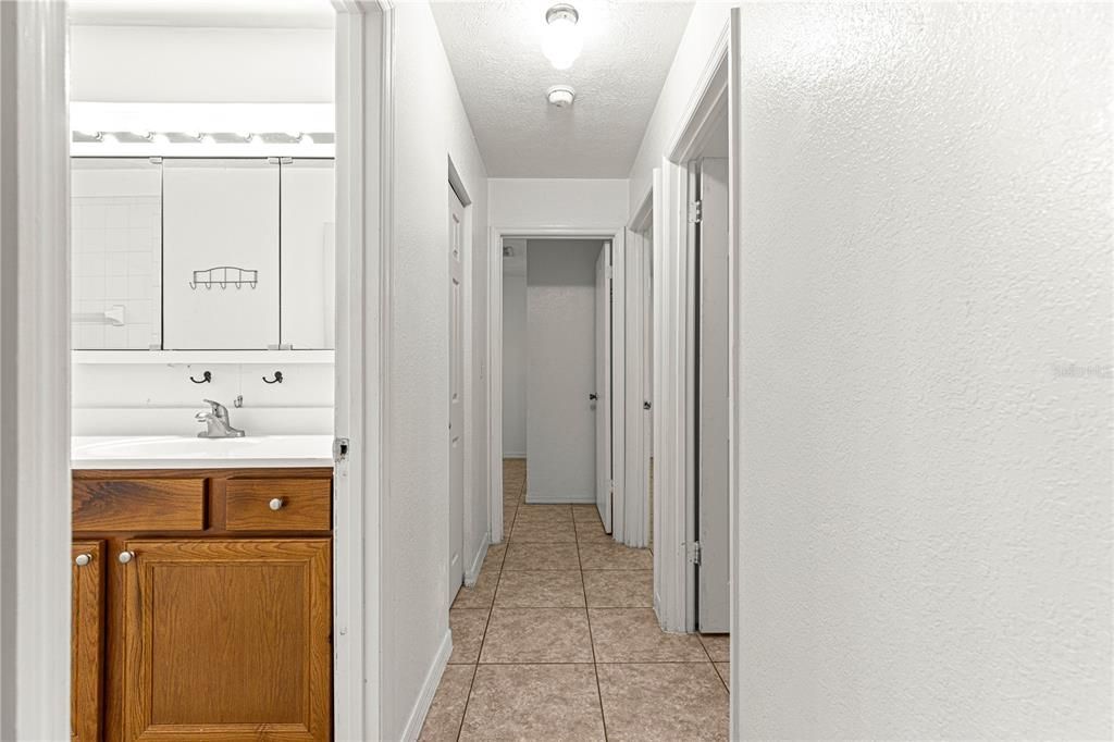 Под контрактом: $180,000 (3 спален, 1 ванн, 1373 Квадратных фут)