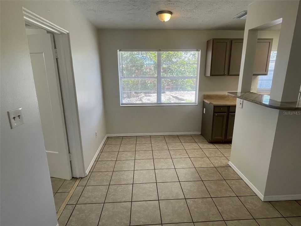 合同活跃: $1,895 (3 贝兹, 2 浴室, 1403 平方英尺)