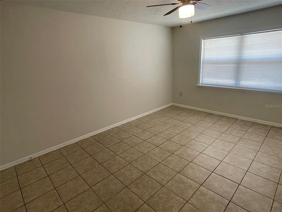 合同活跃: $1,895 (3 贝兹, 2 浴室, 1403 平方英尺)