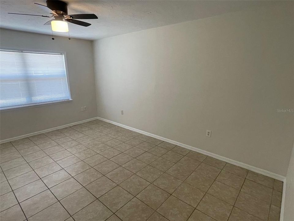 合同活跃: $1,895 (3 贝兹, 2 浴室, 1403 平方英尺)