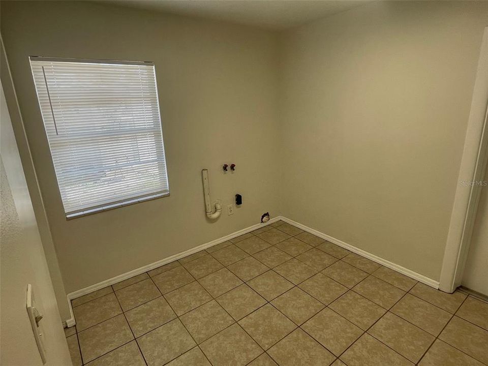 合同活跃: $1,895 (3 贝兹, 2 浴室, 1403 平方英尺)