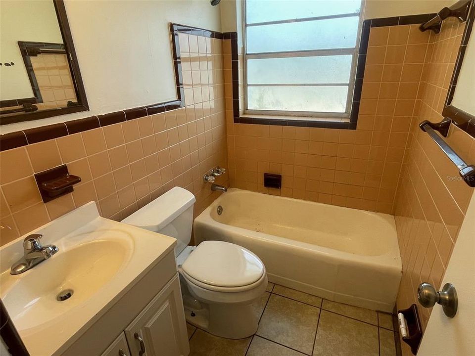 合同活跃: $1,895 (3 贝兹, 2 浴室, 1403 平方英尺)