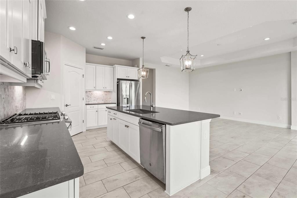 合同活跃: $620,000 (3 贝兹, 3 浴室, 2116 平方英尺)