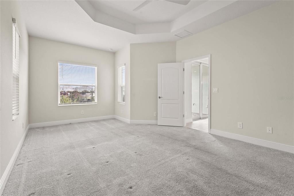 合同活跃: $620,000 (3 贝兹, 3 浴室, 2116 平方英尺)