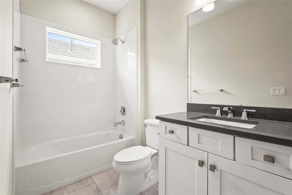 合同活跃: $620,000 (3 贝兹, 3 浴室, 2116 平方英尺)