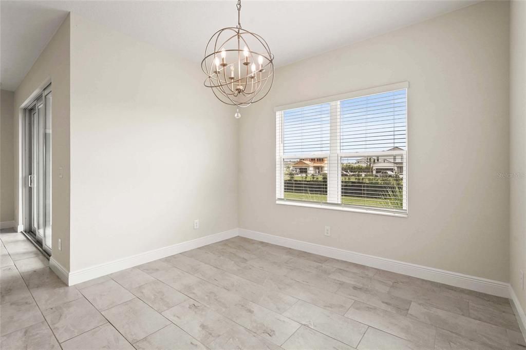 合同活跃: $620,000 (3 贝兹, 3 浴室, 2116 平方英尺)