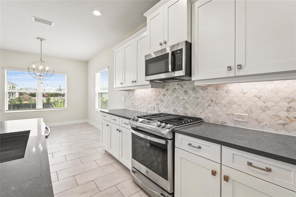 合同活跃: $620,000 (3 贝兹, 3 浴室, 2116 平方英尺)