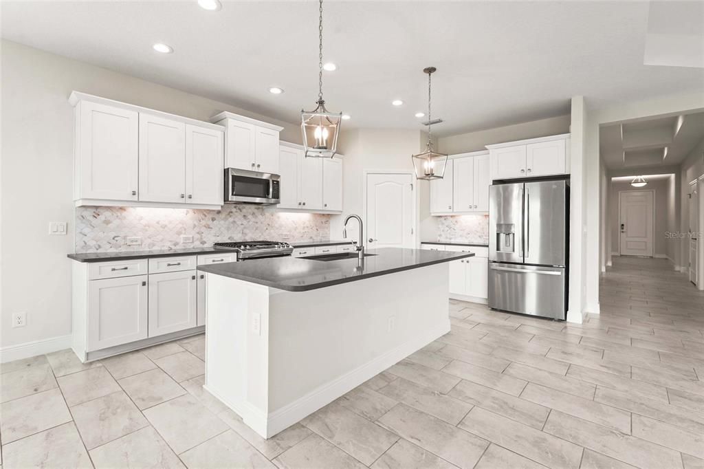 合同活跃: $620,000 (3 贝兹, 3 浴室, 2116 平方英尺)