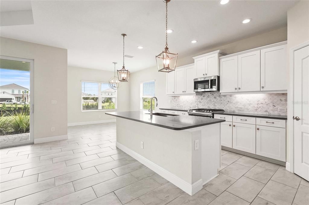 合同活跃: $620,000 (3 贝兹, 3 浴室, 2116 平方英尺)