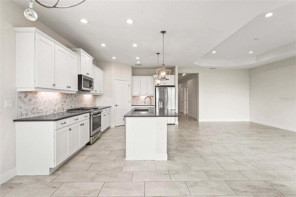 合同活跃: $620,000 (3 贝兹, 3 浴室, 2116 平方英尺)