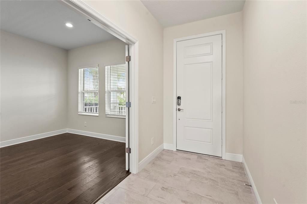 合同活跃: $620,000 (3 贝兹, 3 浴室, 2116 平方英尺)