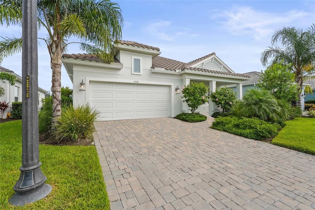 合同活跃: $620,000 (3 贝兹, 3 浴室, 2116 平方英尺)