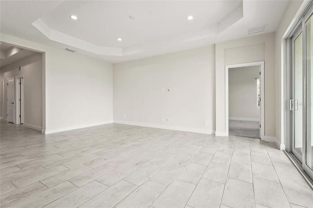 合同活跃: $620,000 (3 贝兹, 3 浴室, 2116 平方英尺)