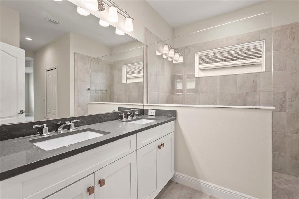 合同活跃: $620,000 (3 贝兹, 3 浴室, 2116 平方英尺)